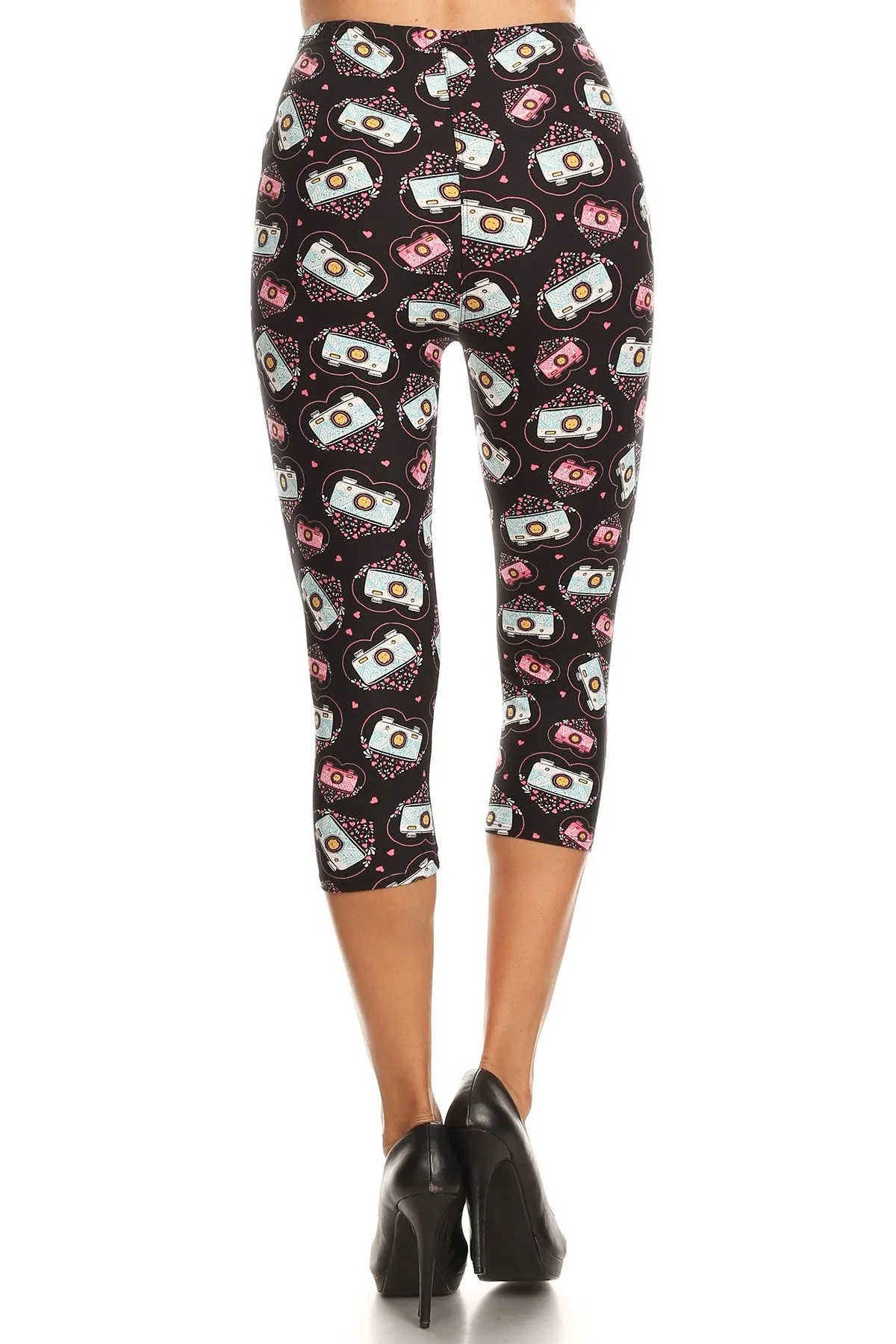 Women's Regular Colorful Camera with Hearts Printed Cropped Capri Leggings